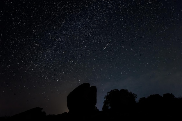 Nachtlandschaft mit Perseiden-Meteor in Barruecos Spanien