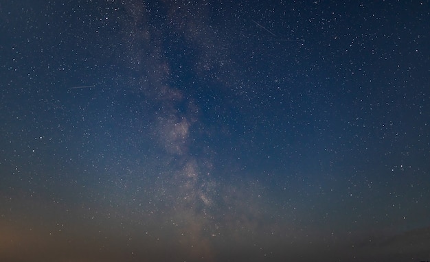 Nachtlandschaft mit Sternenhimmel und Hintergrund der Milchstraße