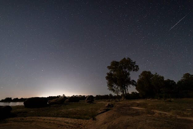 Nachtlandschaft mit Sternschnuppe in Valdesalor. Extremadura. Spanien.