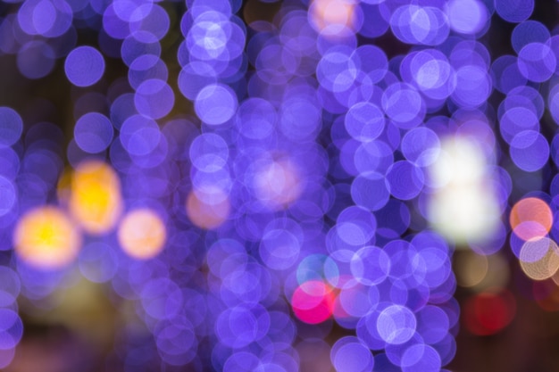 Nachtlicht Bokeh von purpurroten Lichtern verzieren das Weihnachten und das neue Jahr