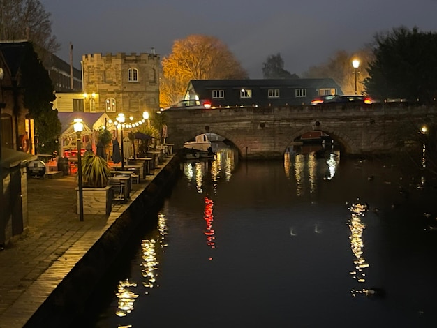 Nachtlichter, die im Café am Flussufer leuchten