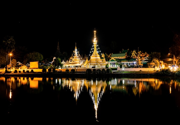 Nachtlichtreflexion von Wat Chong Kham in Muang District, Provinz Mae Hong Son, Thailand