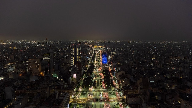 Nachtluftaufnahme des Verkehrs auf der Av 9 de Julio in der Stadt Buenos Aires