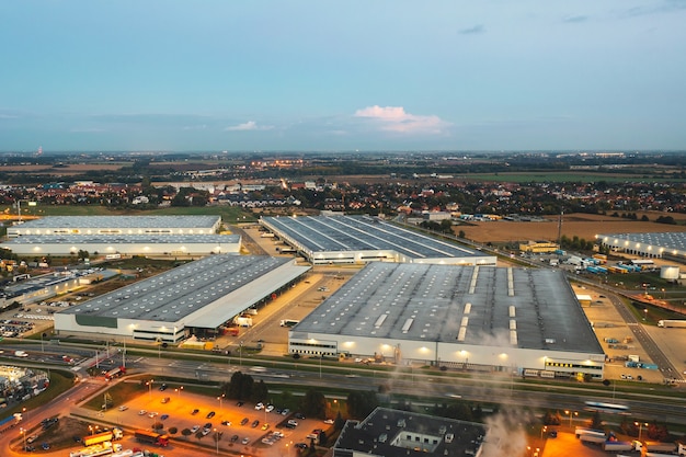 Nachtluftaufnahme eines Warenlagers für Online-Shops. Logistikzentrum im Industriegebiet der Stadt von oben.