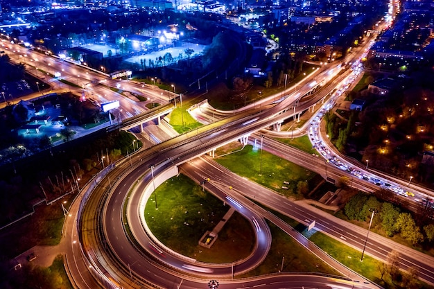 Nachtluftbild einer Autobahnkreuzung Verkehrswege in der Nacht Moskau