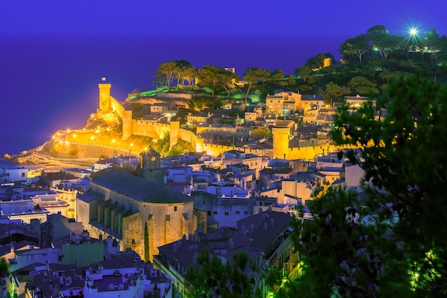 Nachtluftbild von tossa de mar an der costa brava catalunya spanien