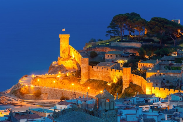 Nachtluftbild von tossa de mar an der costa brava catalunya spanien