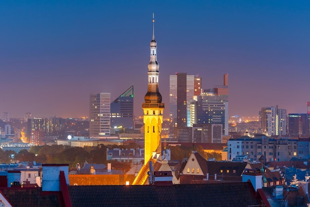 Nachtluftstadtbild von Tallinn Estland