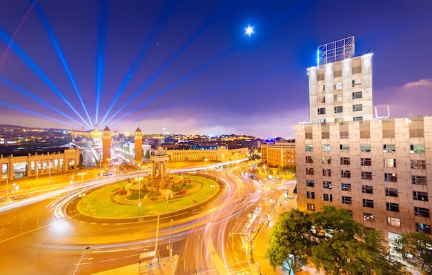 Nachtpanorama von Barcelona mit Blick auf den zentralen Platz Placa dEspanya Spanien