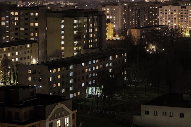 Nachtpanorama von Licht in den Fenstern eines mehrstöckigen Gebäudelebens in einer Großstadt