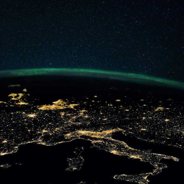 Nachtplanetenerde mit den Lichtern der Megalopolis-Städte nachts und den Nordlichtern. Europa und die Städte Italien, Frankreich, Spanien und Deutschland, Blick aus dem Weltraum.