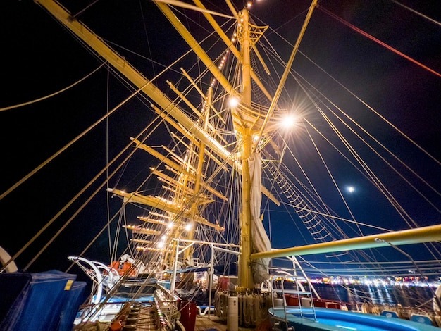 Foto nachts an bord eines großen segelschiffes