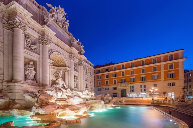 Nachts beleuchteter Trevi-Brunnen im Herzen von Roma, Italien