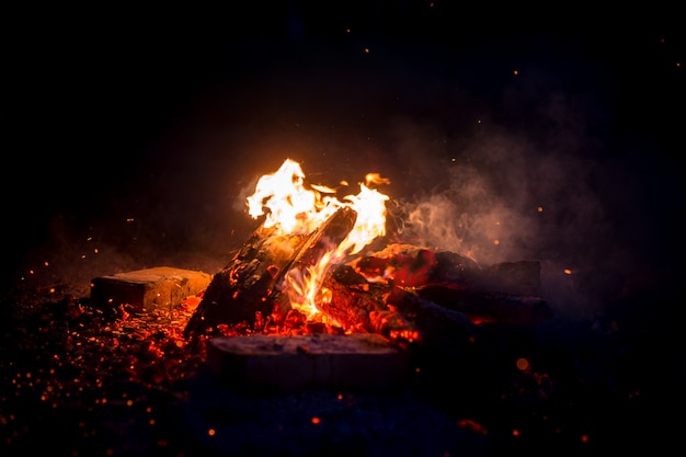 Nachts Holz verbrennen