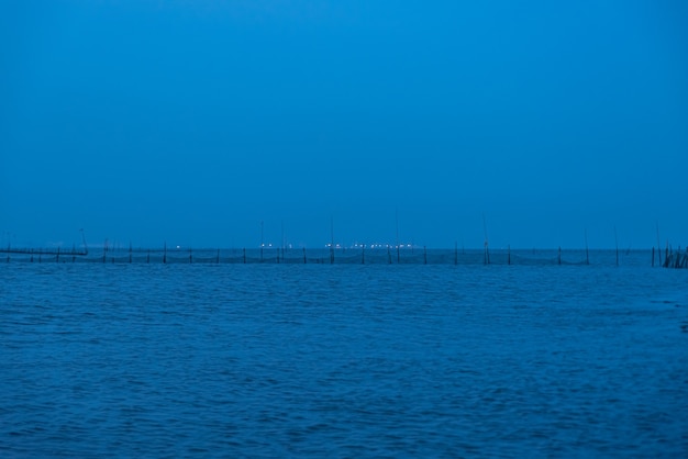 Nachts in der Untiefe umhüllt Blau alles.