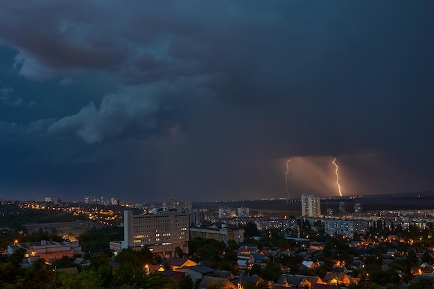 Nachts schlägt der Blitz in der Stadt ein