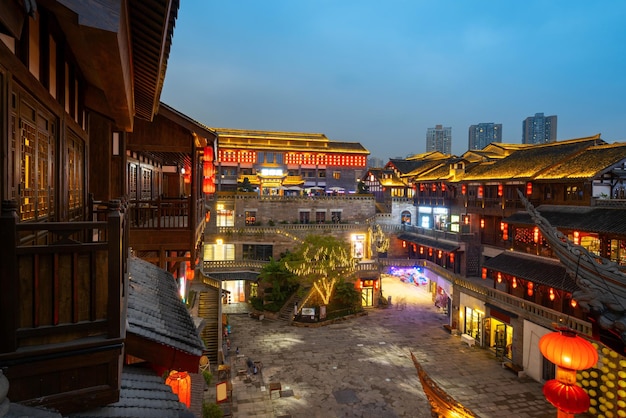 Nachts sind die Straßen der antiken Stadt Ciqikou voller Laternen, Chongqing, China.Chinesische Übersetzung:Frohes neues Jahr