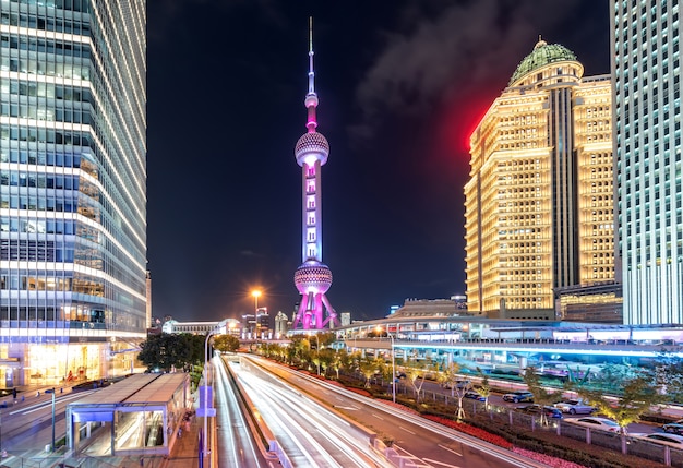 Nachts unter der Fußgängerbrücke des Stadtbildes von Shanghai in der Nacht, China