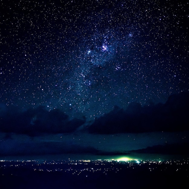 Nachtsicht auf kleines Dorf und Sterne am schwarzen Himmel