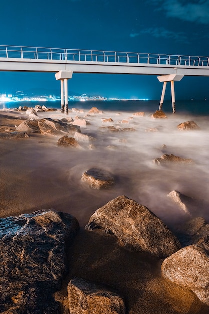 Nachtsicht einer Strandbrücke