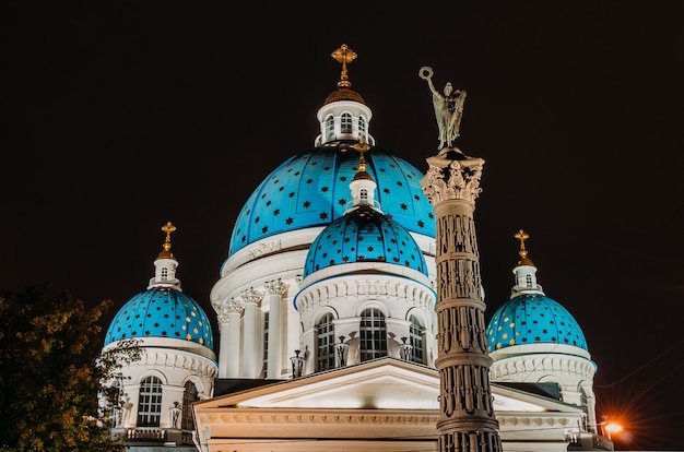 Nachtsichtkuppeln mit Sternen der Troitsky-Kathedrale in Sankt-Petersburg.