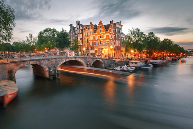 Nachtstadtansicht des Amsterdamer Kanals und der Brücke