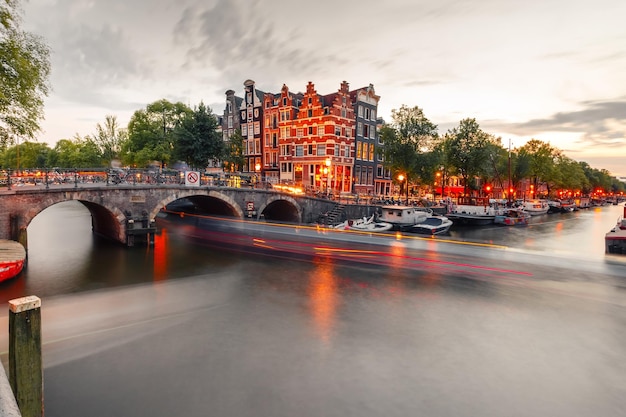 Nachtstadtansicht des Amsterdamer Kanals und der Brücke