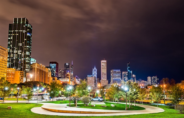 Nachtstadtbild von Chicago im Grant Park in Illinois Vereinigte Staaten