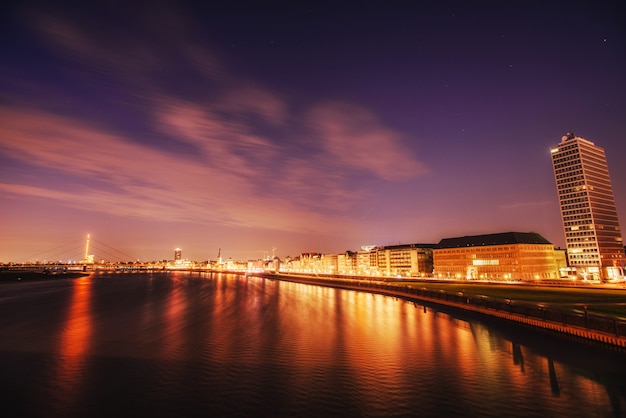 Nachtstadtlandschaft Dyusildorf. Medienhafen. Deutschland.