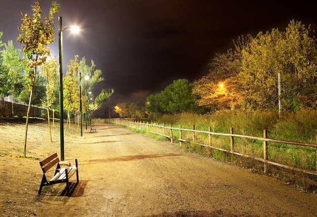 Nachtstadtpark und Weg.