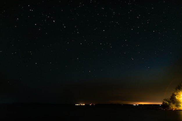 Nachtsternenhimmel und Lichter aus der Stadt