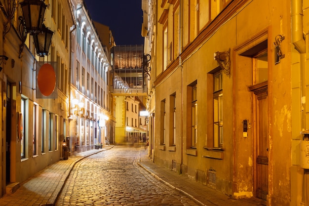 Nachtstraße in der Altstadt von Riga, Lettland