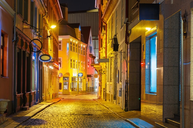 Nachtstraße in der Altstadt von Riga, Lettland