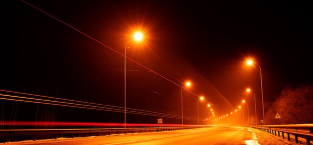 Nachtstraße mit warmem Licht. Langzeitbelichtung.