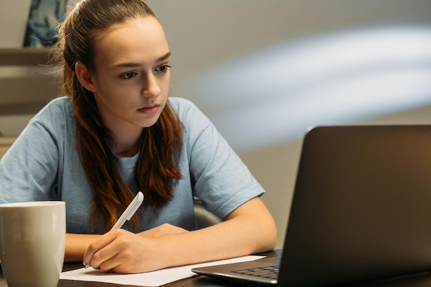 Nachtstudie online lernende Frau, die Laptop liest