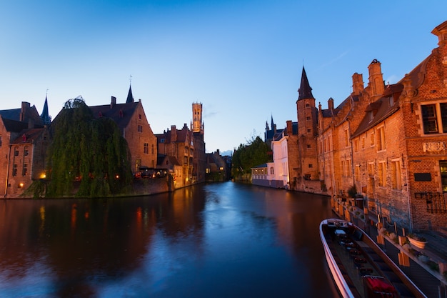 Nachtszene der historischen Altstadt in Brügge, Belgien