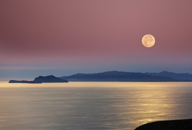 Nachtszenenmond über dem See