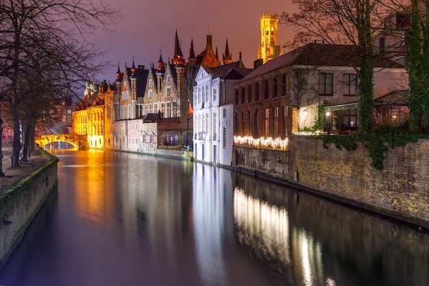 Nachtturm Belfort und der Grüne Kanal in Brug