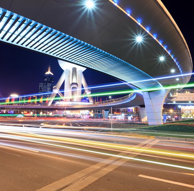 Nachtverkehr in der Innenstadt von Shanghai