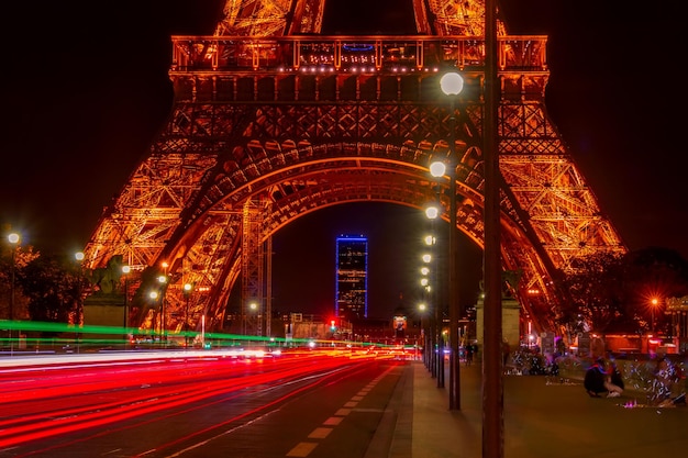 Nachtverkehr in der Nähe des Eiffelturms