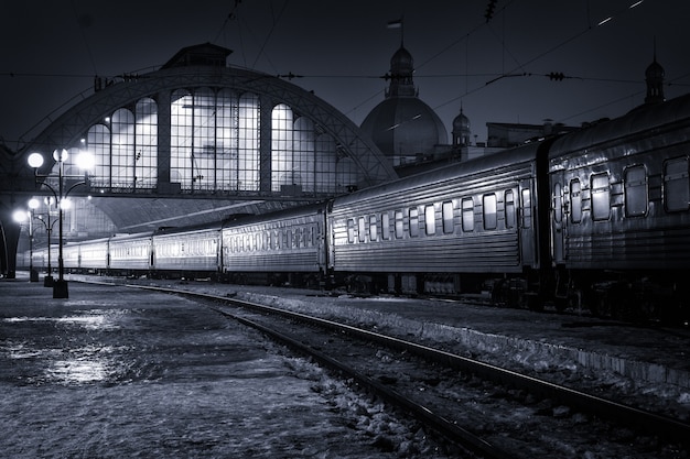 Nachtzug am Bahnhof