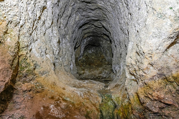 Nacimiento de un manantial en una cueva de mina artificial