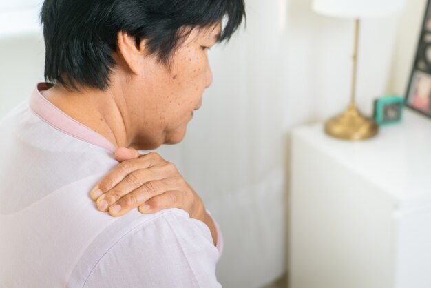 Nacken- und Schulterschmerzen der alten Frau, Gesundheitsproblem des Seniorenkonzepts