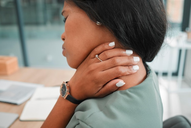 Nackenschmerzen müde und schwarze Frau mit Burnout von Arbeitsstress und Arbeit mit Muskelverletzungen Angst vor medizinischer Müdigkeit und afrikanischer Arbeiter traurig über Körperschmerzen in einem Unternehmen