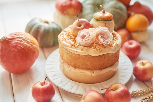 Nackter Kuchen des Erntedankfests oder Halloweens mit Kürbisen, Äpfeln und Blumen