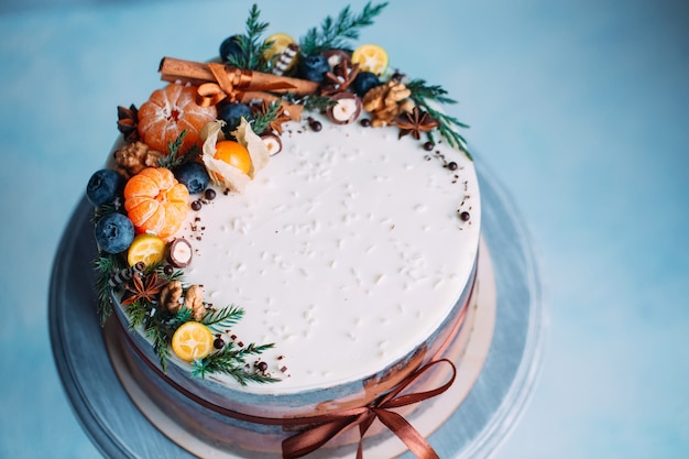 Nackter Kuchen mit Früchten verziert.