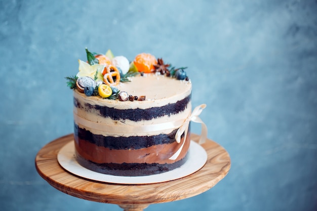 Nackter Kuchen mit Früchten verziert.