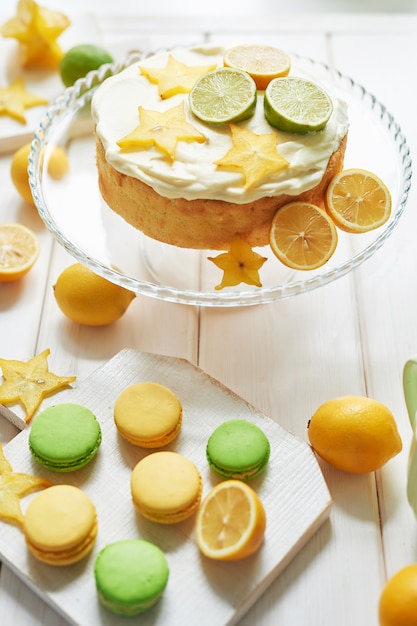 Nackter Kuchen mit Zitronen und Limetten und süßen Macarons