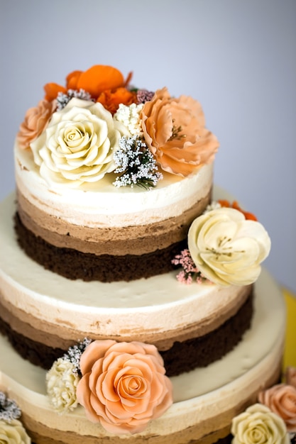 Nackter Kuchen. Rustikaler Hochzeitskuchen mit Blumen.