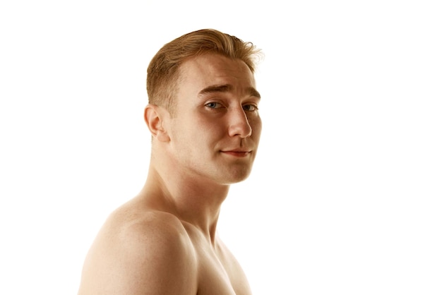 Nackter Oberkörper junger Mann mit rothaariger, makelloser Haut, der isoliert vor weißem Hintergrund steht